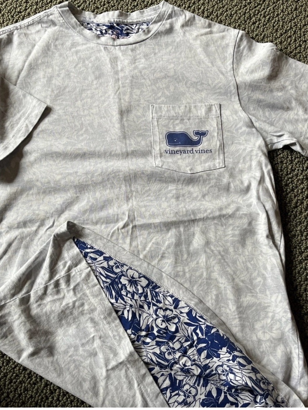 Vineyard Vines T Shirt Mens XS Blue Reverse Print Floral Pocket Tee Hawaiian
